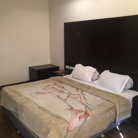 Hotel Vipul Grand 구르가온 외부 사진