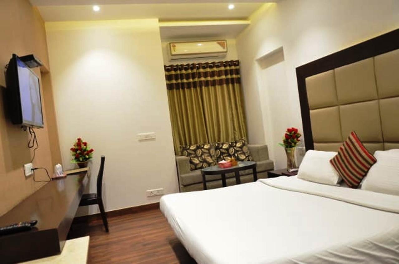 Hotel Vipul Grand 구르가온 외부 사진