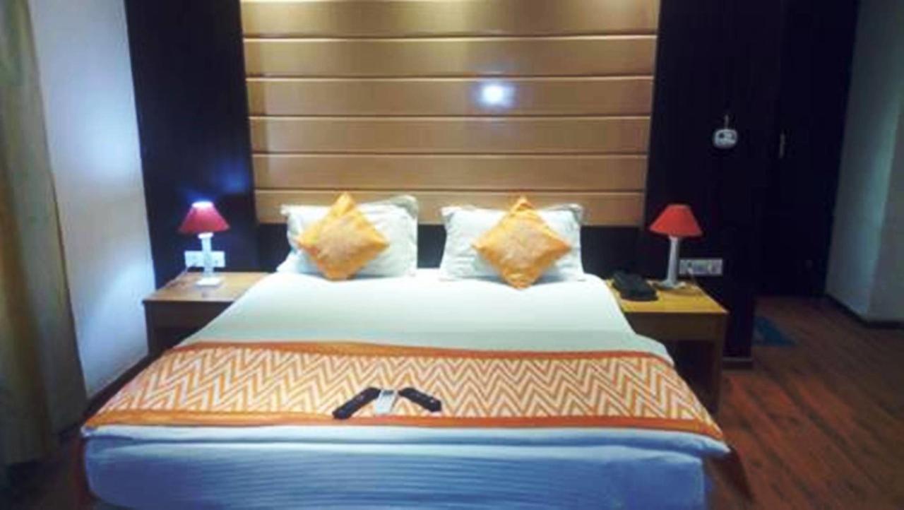 Hotel Vipul Grand 구르가온 외부 사진
