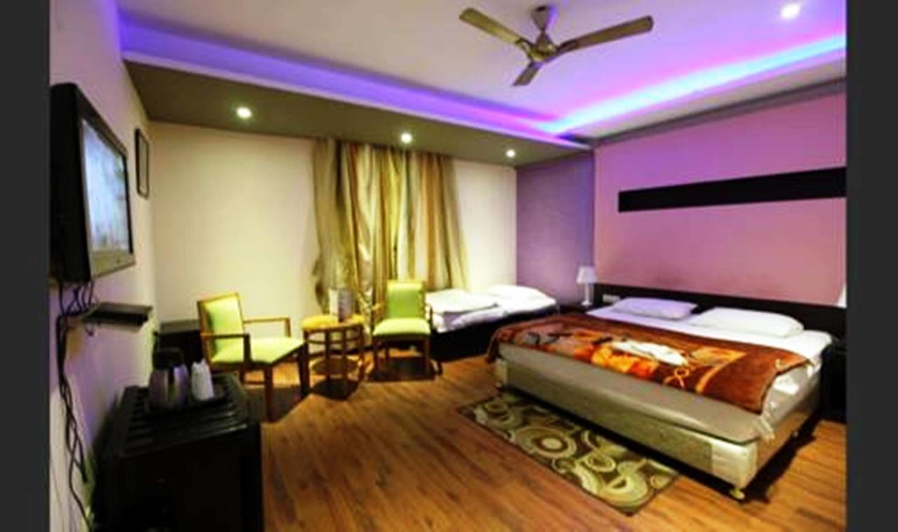 Hotel Vipul Grand 구르가온 외부 사진