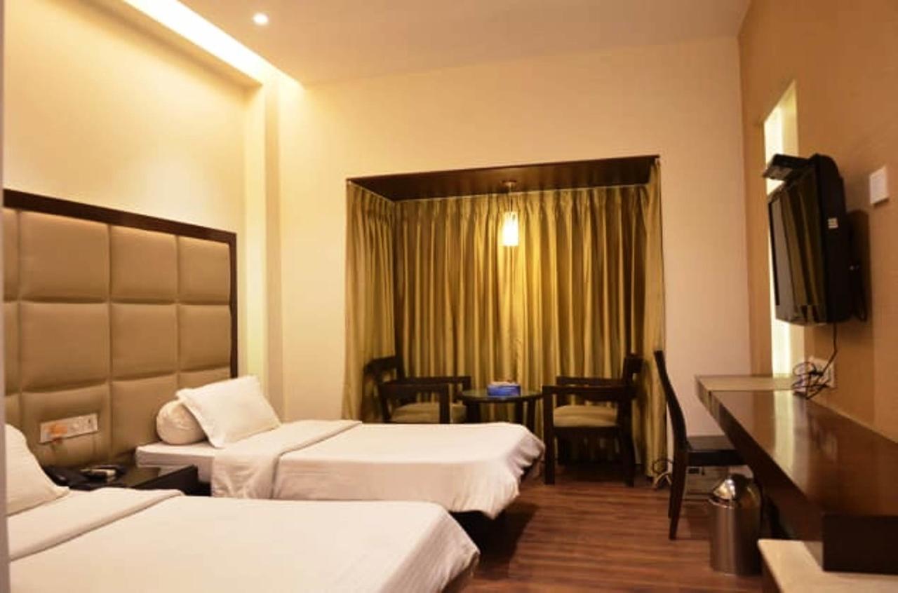 Hotel Vipul Grand 구르가온 외부 사진