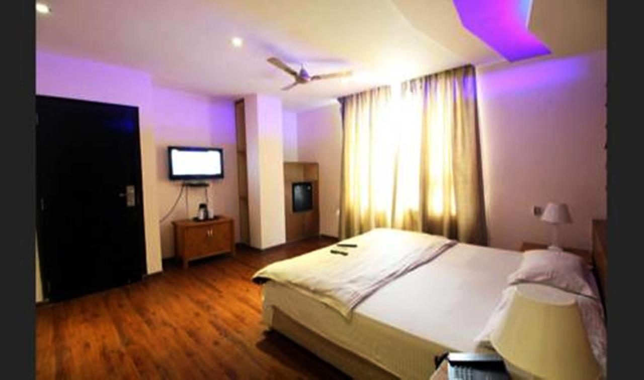 Hotel Vipul Grand 구르가온 외부 사진