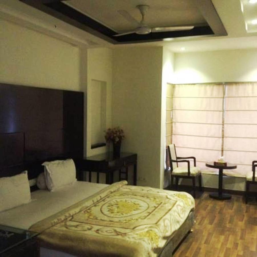 Hotel Vipul Grand 구르가온 외부 사진