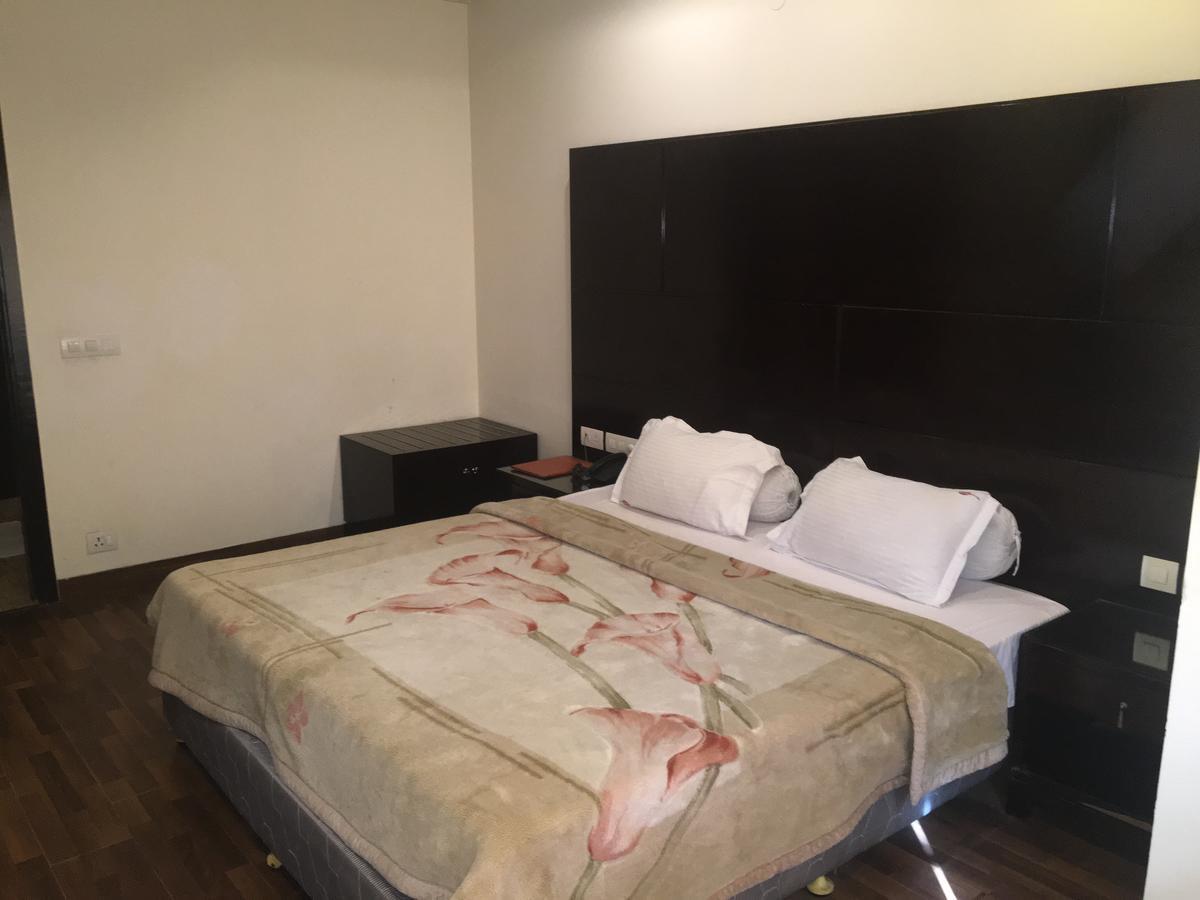 Hotel Vipul Grand 구르가온 외부 사진