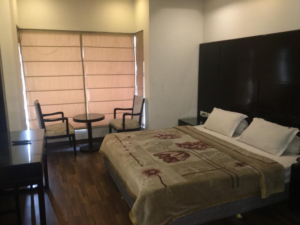 Hotel Vipul Grand 구르가온 외부 사진